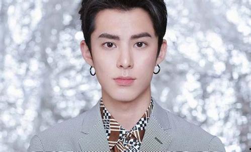 王鹤棣吃瓜咬瓜角,演绎夏日清凉美食风