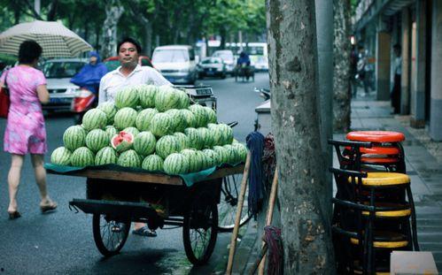 路边老人吃瓜,见证老人悠闲时光