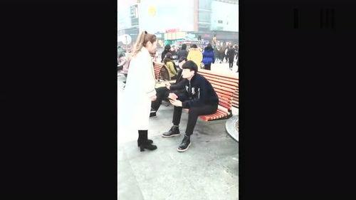 女子吃瓜摔下楼