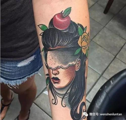 胳膊纹身女吃瓜